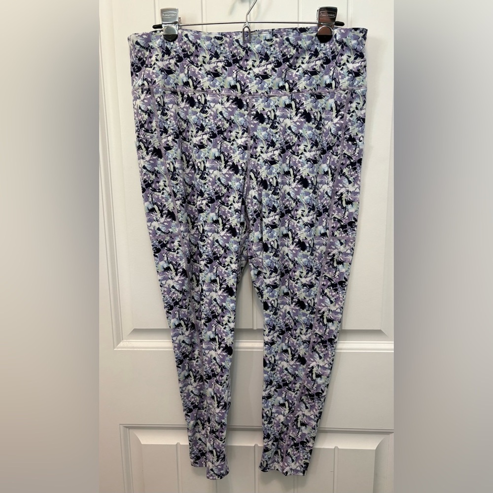 Crane Purple Floral Patterned Athletic Leggings. Size Medium. Side tech pockets.